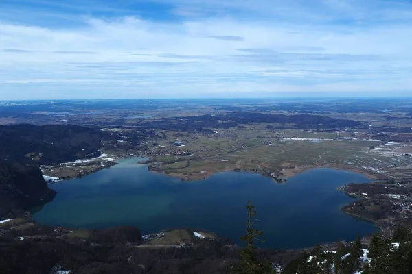 Uma Vista Panorâmica Lago Walchen Rodeado Por Montanhas Dia Ensolarado — Fotografia de Stock