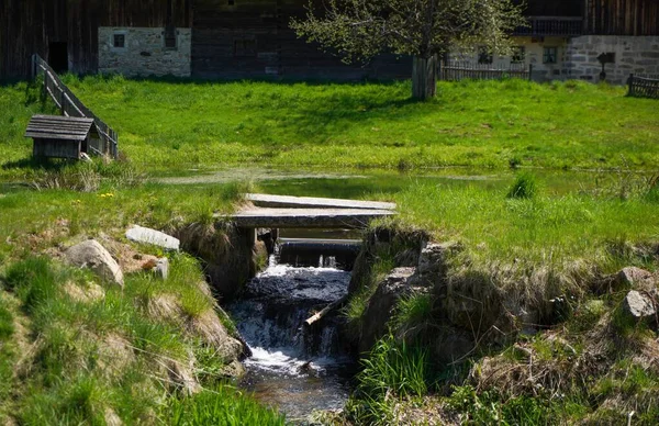 Een Prachtig Uitzicht Een Rivier Een Veld Met Fris Groen — Stockfoto