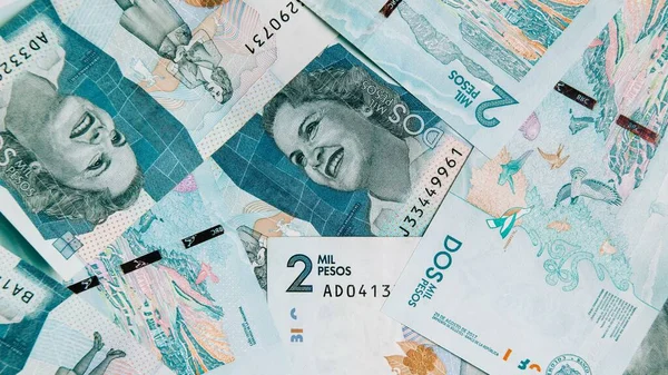 Eine Nahaufnahme Kolumbianischen Geldes Zweitausend Pesos Auf Weißem Hintergrund Geschäftskonzept — Stockfoto