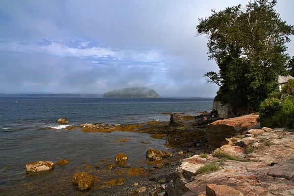 Una Hermosa Toma Bald Porcupine Island Visible Través Niebla Visible —  Fotos de Stock