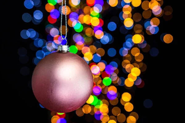 Una Bola Navidad Colgante Contra Fondo Luces Bokeh — Foto de Stock