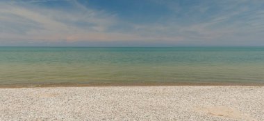 Okyanusun boş plajının panoramik görüntüsü.