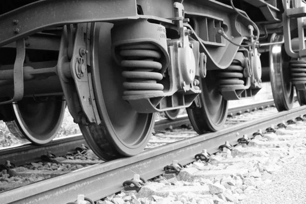Primer Plano Escala Grises Las Vías Ferrocarril Con Tren Movimiento —  Fotos de Stock