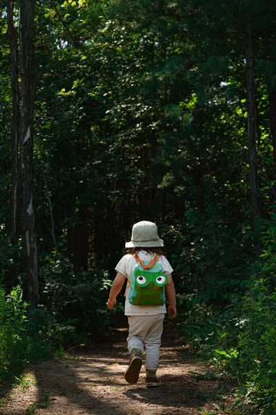 Child Backpack Walking Forest — Stock Photo, Image