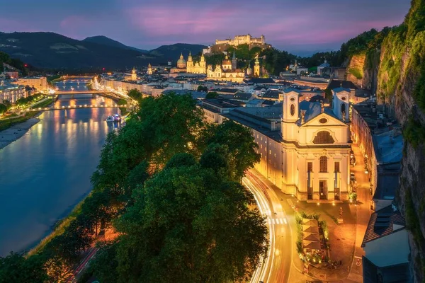 Una Toma Aérea Ciudad Salzburgo Austria Con Río Por Noche — Foto de Stock