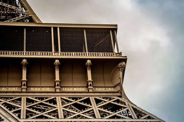 Μια Κοντινή Φωτογραφία Του Πύργου Του Άιφελ Στο Παρίσι Γαλλία — Φωτογραφία Αρχείου
