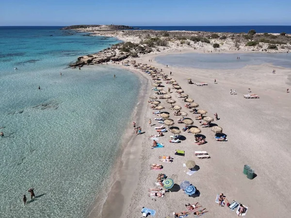 Una Hermosa Vista Una Playa Con Gazebos Mar Claro Día —  Fotos de Stock