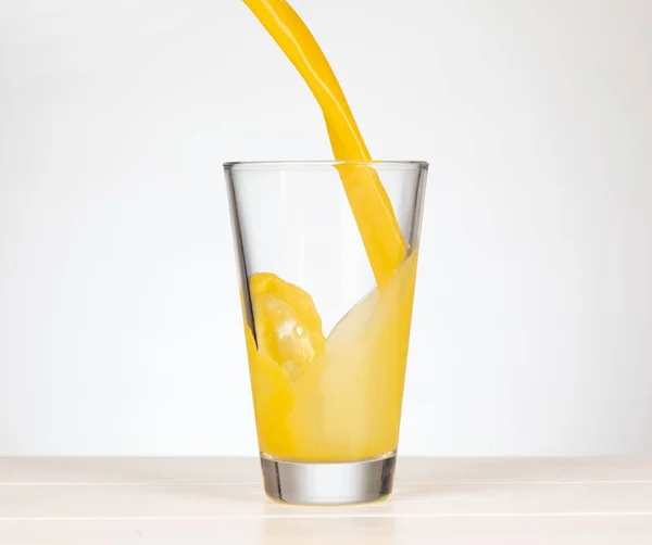 Eine Nahaufnahme Von Orangensaft Einem Glas Auf Weißem Hintergrund — Stockfoto