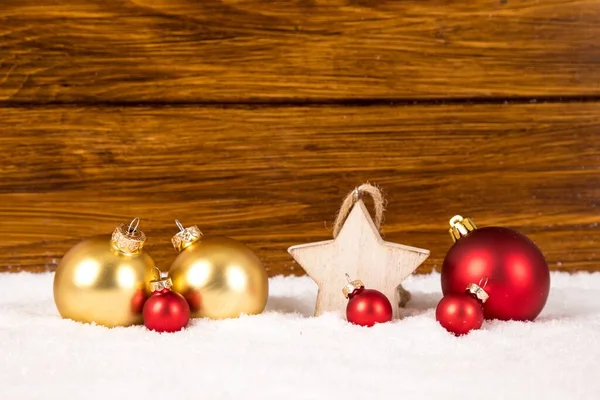 Primer Plano Bolas Navidad Rojas Doradas Una Estrella Madera Fondo —  Fotos de Stock