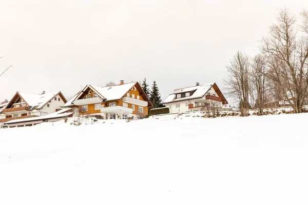 冬の雪に覆われた建物の美しいショット — ストック写真
