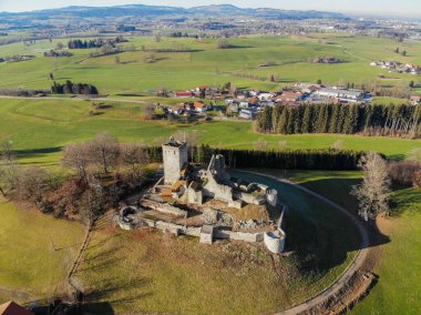 Almanya 'nın Lenningen kentindeki yıkılmış ortaçağ kalesinin yüksek açılı görüntüsü