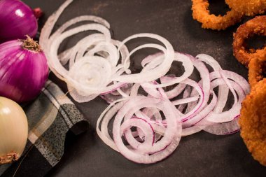 Masadaki soğan ve kızarmış soğan halkalarının üst görüntüsü.