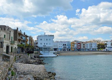 Mallorca Adası 'nda renkli binaları olan güzel bir sahil şeridi.