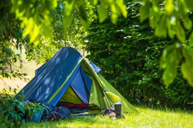 Almanya 'da ormandaki konforlu bir kamp çadırı