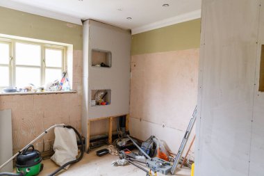 Çeşitli ekipmanlarla inşa edilmiş eski bir banyo.