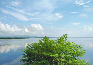Ufkun güzel manzarası bulutlu bir gökyüzünün altında sakin bir deniz üzerinde