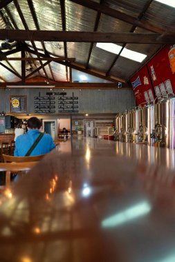 Avustralya, Mudgee 'de bir bira barının içeriden görünüşü