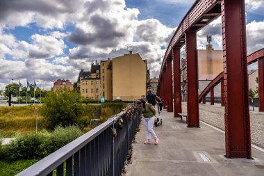 Ürdün köprüsünde kilitleri olan bir kadın, Poznan, Polonya