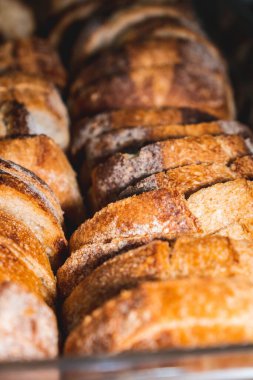 Dilimlenmiş bir somun ekmeğin detaylarının dikey yakın çekimi.