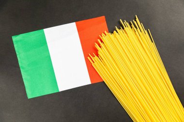 Bir yığın spagetti ile İtalyan bayrağı.