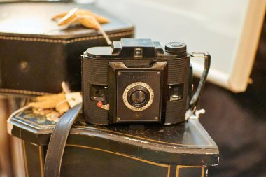 Eski bir masada eski bir kamera.