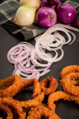 Masada dikey soğan ve kızarmış soğan halkaları.