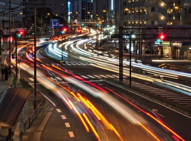 Gece vakti otoyolda uzun süre trafik vardı.