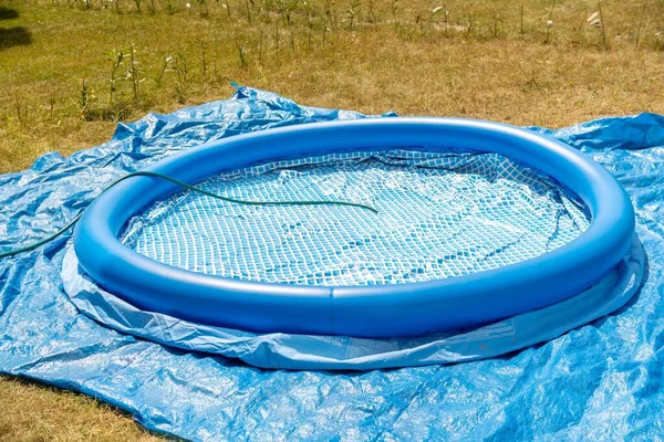 户外的蓝色橡胶充气游泳池 — 图库照片