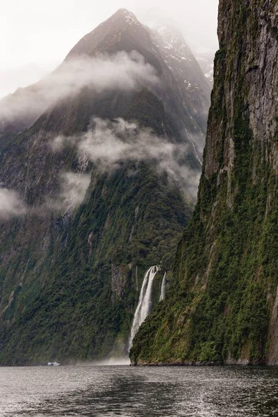 ミルフォードサウンドの山々の滝の息をのむような景色ニュージーランド — ストック写真