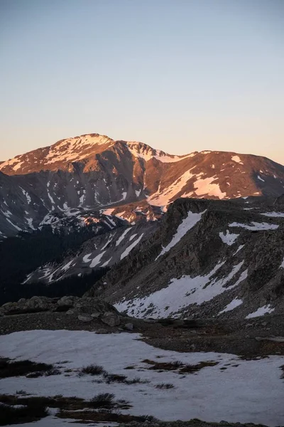 Colpo Verticale Montagne Innevate Tramonto — Foto Stock