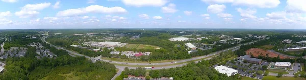 Panoramautsikt Över Motorväg Omgiven Skog Och Andra Byggnader — Stockfoto