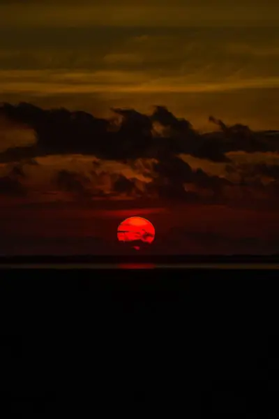 Eine Vertikale Aufnahme Der Goldenen Sonne Die Dunklen Himmel Untergeht — Stockfoto