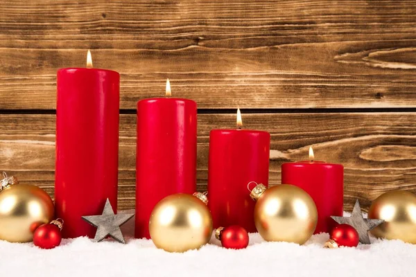 Detailní Záběr Červené Adventní Svíčky Vedle Dřevěných Hvězd Vánočních Míčků — Stock fotografie