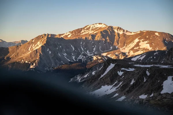 Ένα Όμορφο Τοπίο Χιονισμένα Βουνά Κάτω Από Φως Του Ήλιου — Φωτογραφία Αρχείου