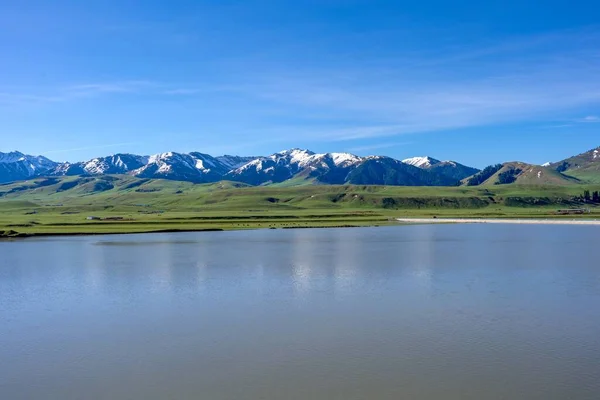 Hermoso Paisaje Con Campos Verdes Lago Nevadas Montañas Cielo — Foto de Stock
