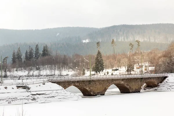 Hermoso Plano Puente Piedra Cubierto Nieve Con Fondo Montañas Forestales —  Fotos de Stock