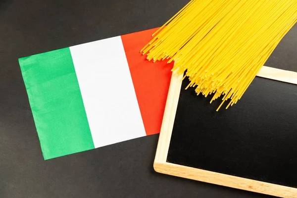 Een Close Van Vlag Van Italië Spaghetti Een Krijtbord Met — Stockfoto