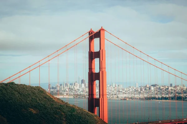Egy Gyönyörű Közelkép Golden Gate Híd Torony Város Hátterében — Stock Fotó