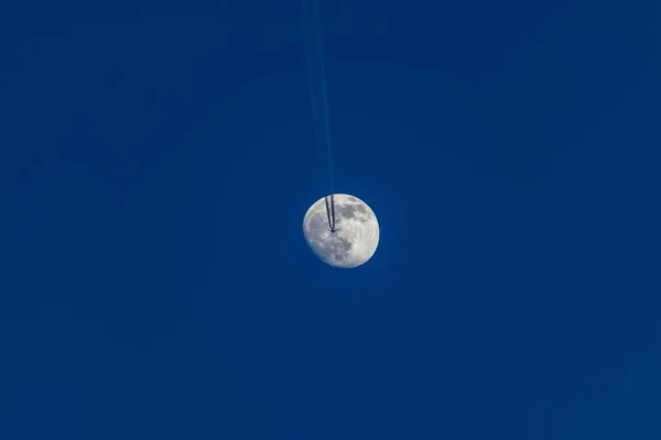 Ein Flugzeug Das Der Nähe Eines Grauen Strukturierten Mondes Fliegt — Stockfoto