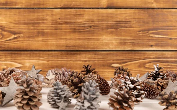 Uma Moldura Natal Cones Pinho Estrelas Neve Com Uma Parede — Fotografia de Stock