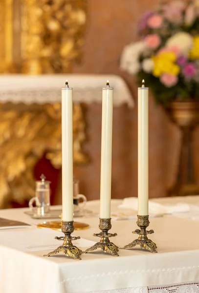 Vertikal Bild Ljusstake Med Tre Ljus Altaret Kyrkan — Stockfoto