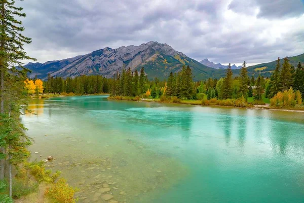 Una Vista Fascinante Lago Tranquilo Con Montañas Fondo —  Fotos de Stock