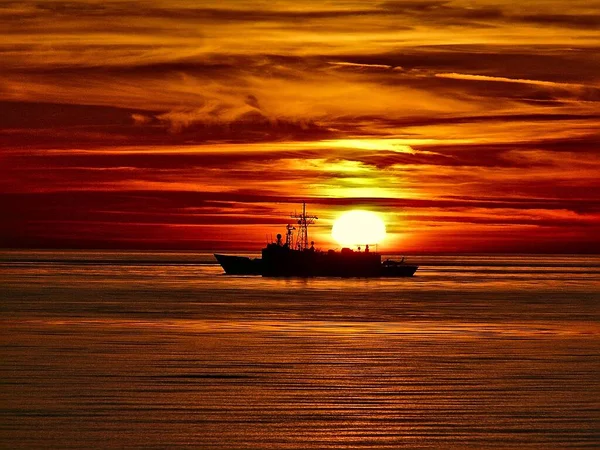 Ένα Πολεμικό Πλοίο Στην Ανοιχτή Θάλασσα Ενάντια Ένα Γραφικό Ηλιοβασίλεμα — Φωτογραφία Αρχείου