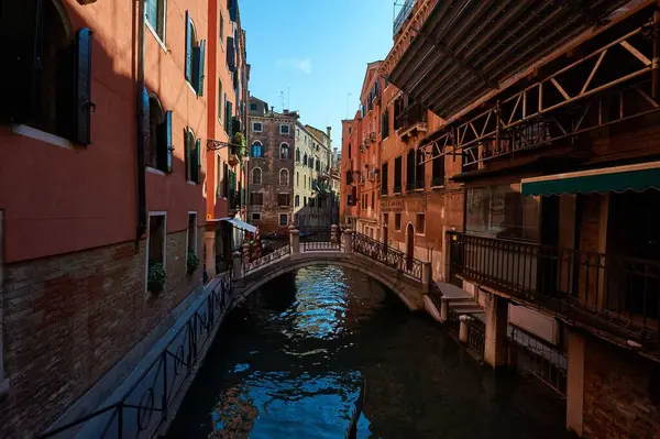 Venedik Talya Binalar Akan Kanallarla Dolu Tarihi Bir Ara Sokağın — Stok fotoğraf