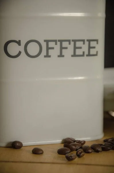 Una Toma Vertical Una Lata Blanca Etiquetada Para Café Granos —  Fotos de Stock