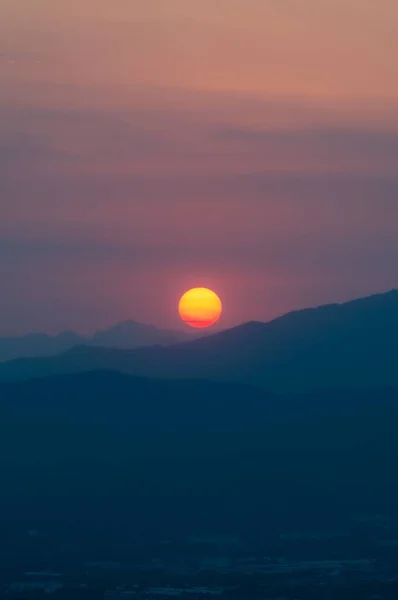Scéna Zářícího Západu Slunce Nad Poklidnými Horami — Stock fotografie
