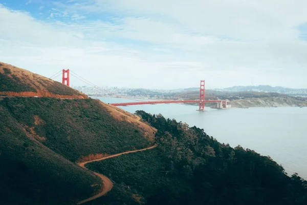 Una Vista Panorámica Del Puente Golden Gate Con Hermosa Naturaleza —  Fotos de Stock