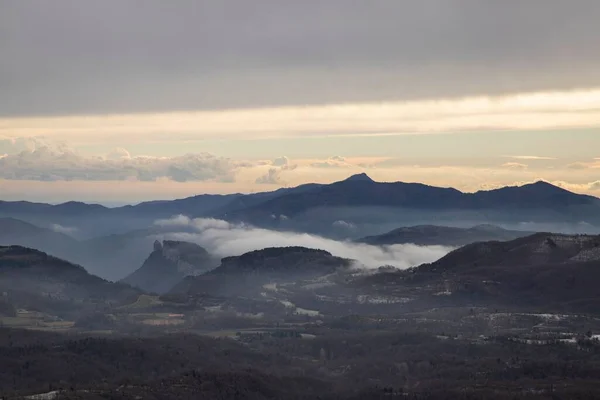 Захватывающий Вид Золотой Закат Над Горами — стоковое фото
