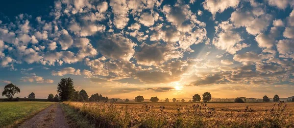Una Vista Panorámica Del Cielo Nublado Sobre Los Prados Atardecer — Foto de Stock