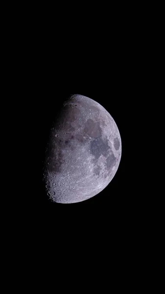 夜晚在漆黑的天空中垂直拍摄的月亮 — 图库照片